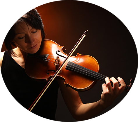 ヴァイオリンを弾く女性の写真